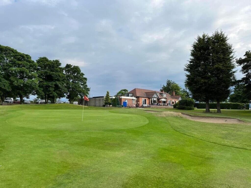 pontefract 18th green & clubhouse